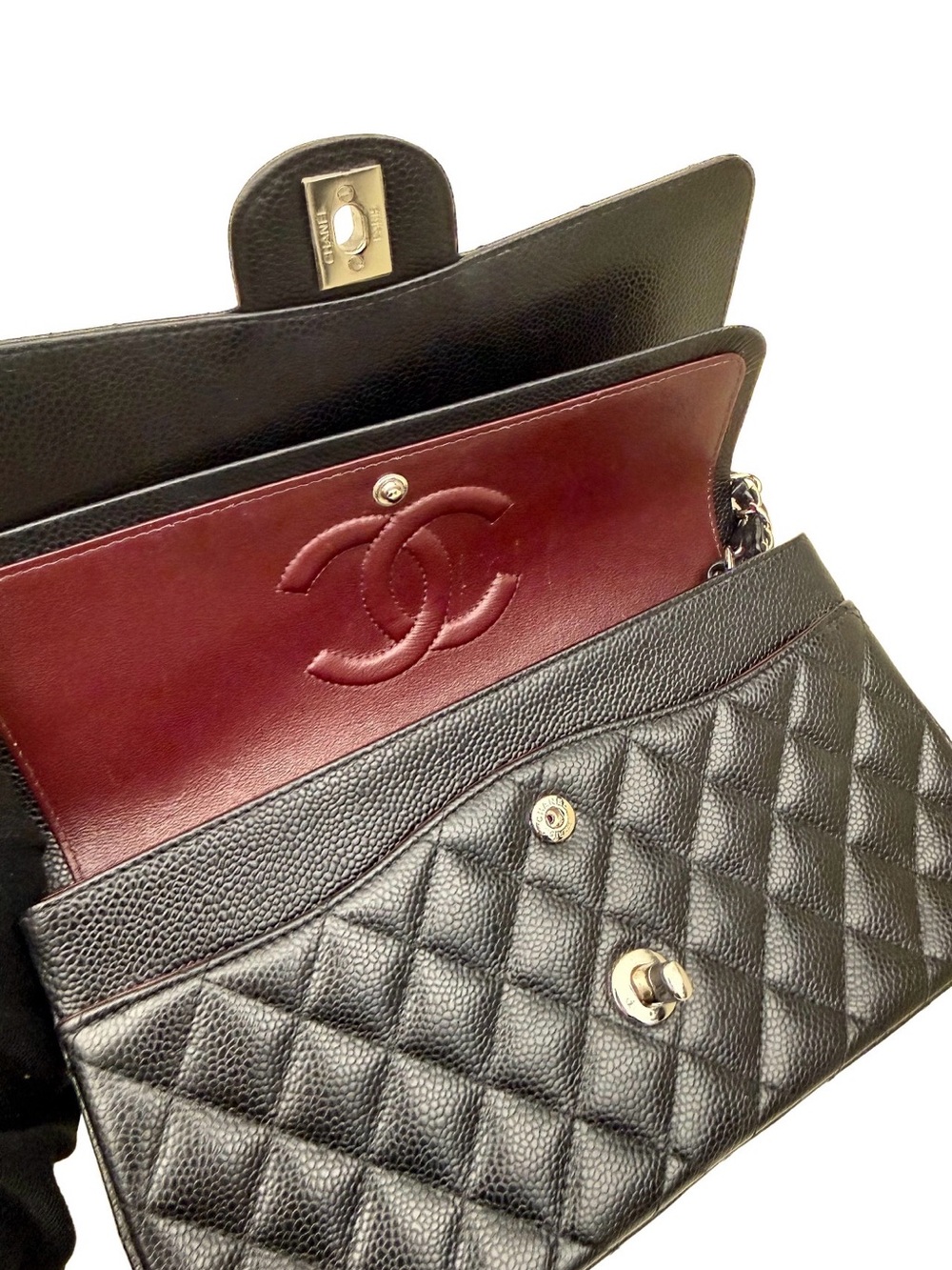 Authentic CHANEL Classic Medium Flap Bag
Series 27 - New model - Preowned - COA - Picture 5 of 6